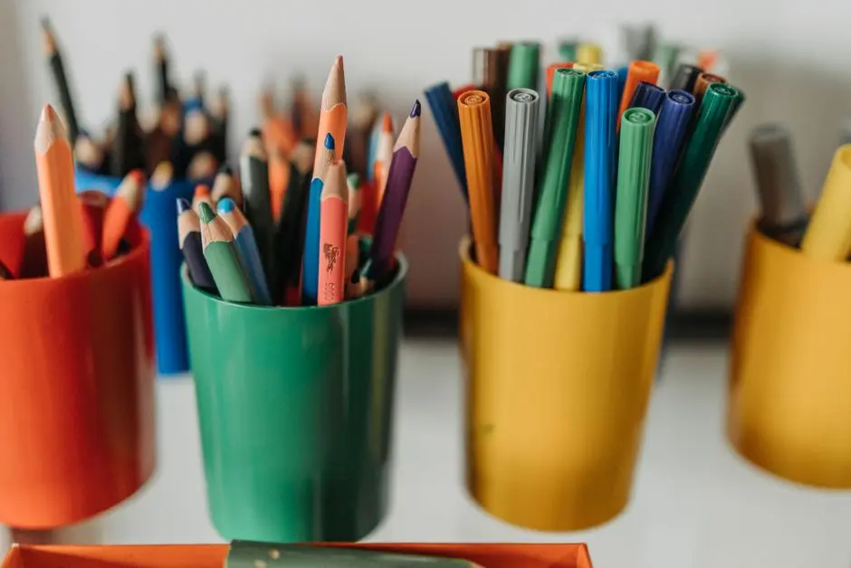 Wadah pensil dari gulungan tisu yang dihias kertas warna