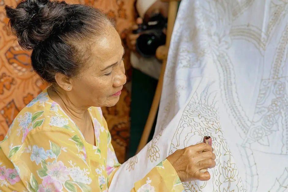 Proses membatik di Nanga Pinoh