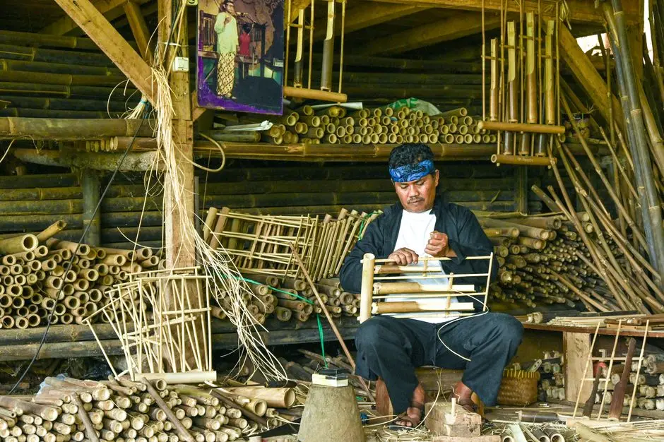Lampu hias dari bambu buatan tangan