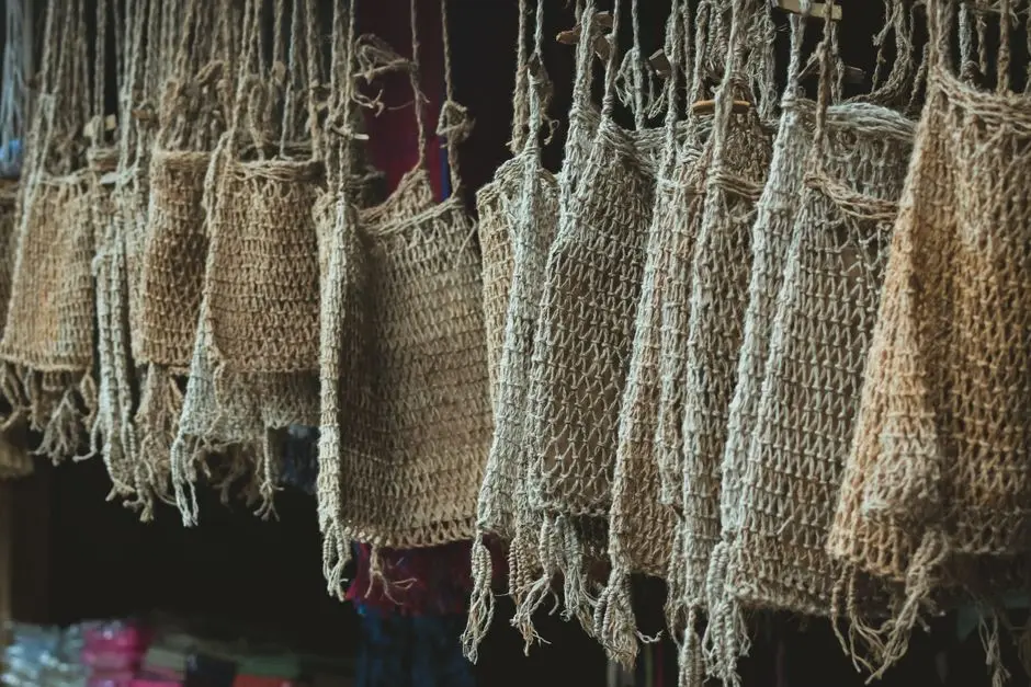 Kerajinan tangan dari bahan alam